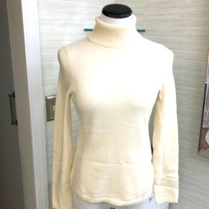 Charter Club New, w/o tags. Cream, turtleneck cashmere sweater. Sz. Small